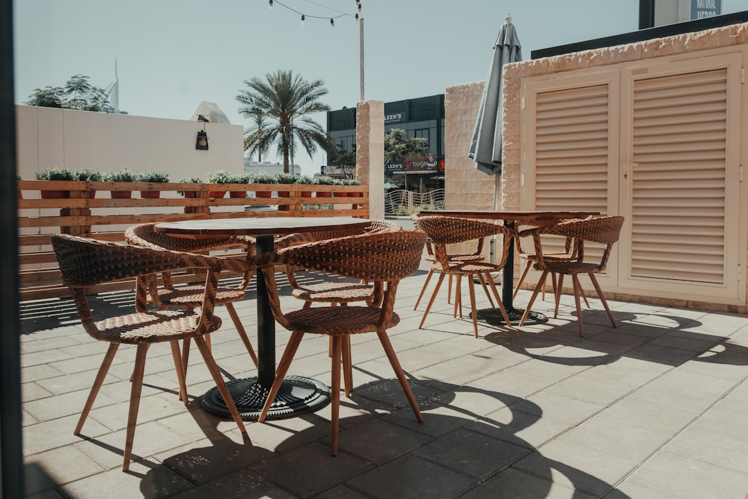 Is Tashas Private Cafe Jumeirah a coffee shop with a garden view?