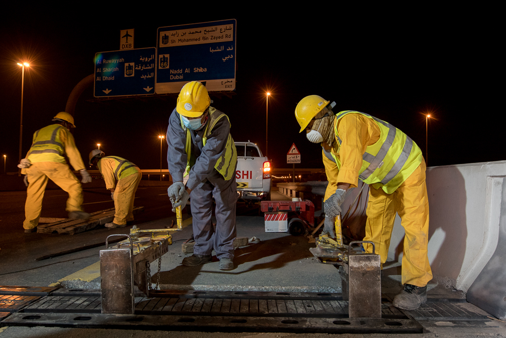 Which contractors are building the Dubai tunnel art project and what is the timeline?